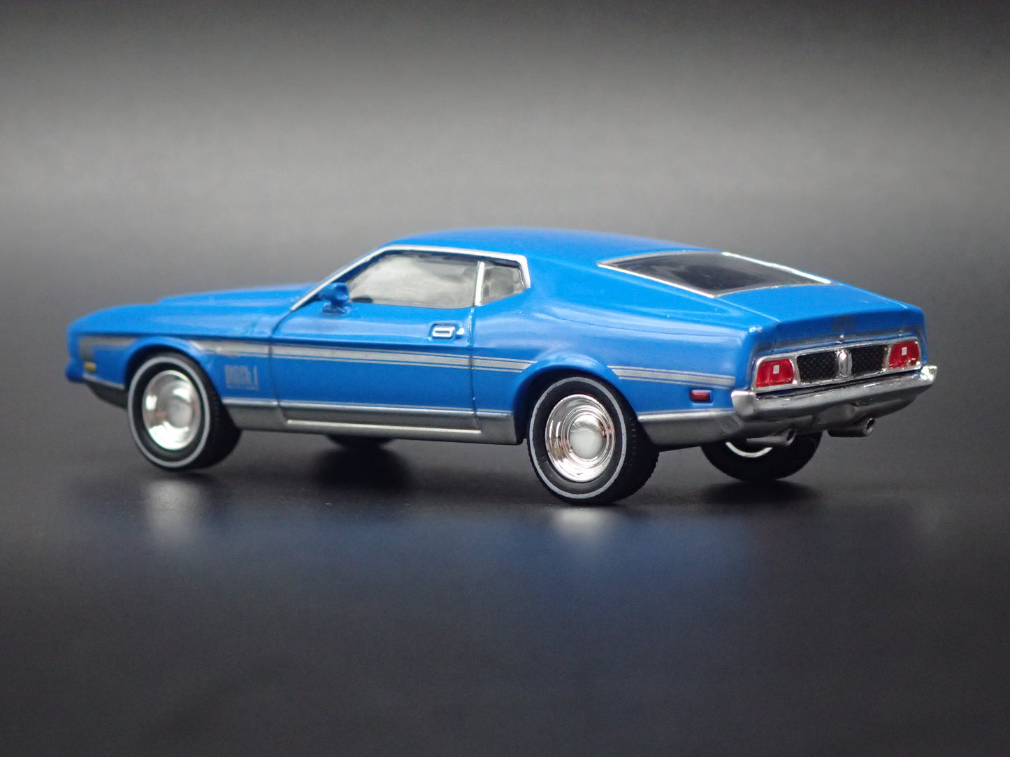 1971 71 FORD MUSTANG MACH 1 FASTBACK BLUE 1:64 SCALE DIORAMA DIECAST MODEL CAR