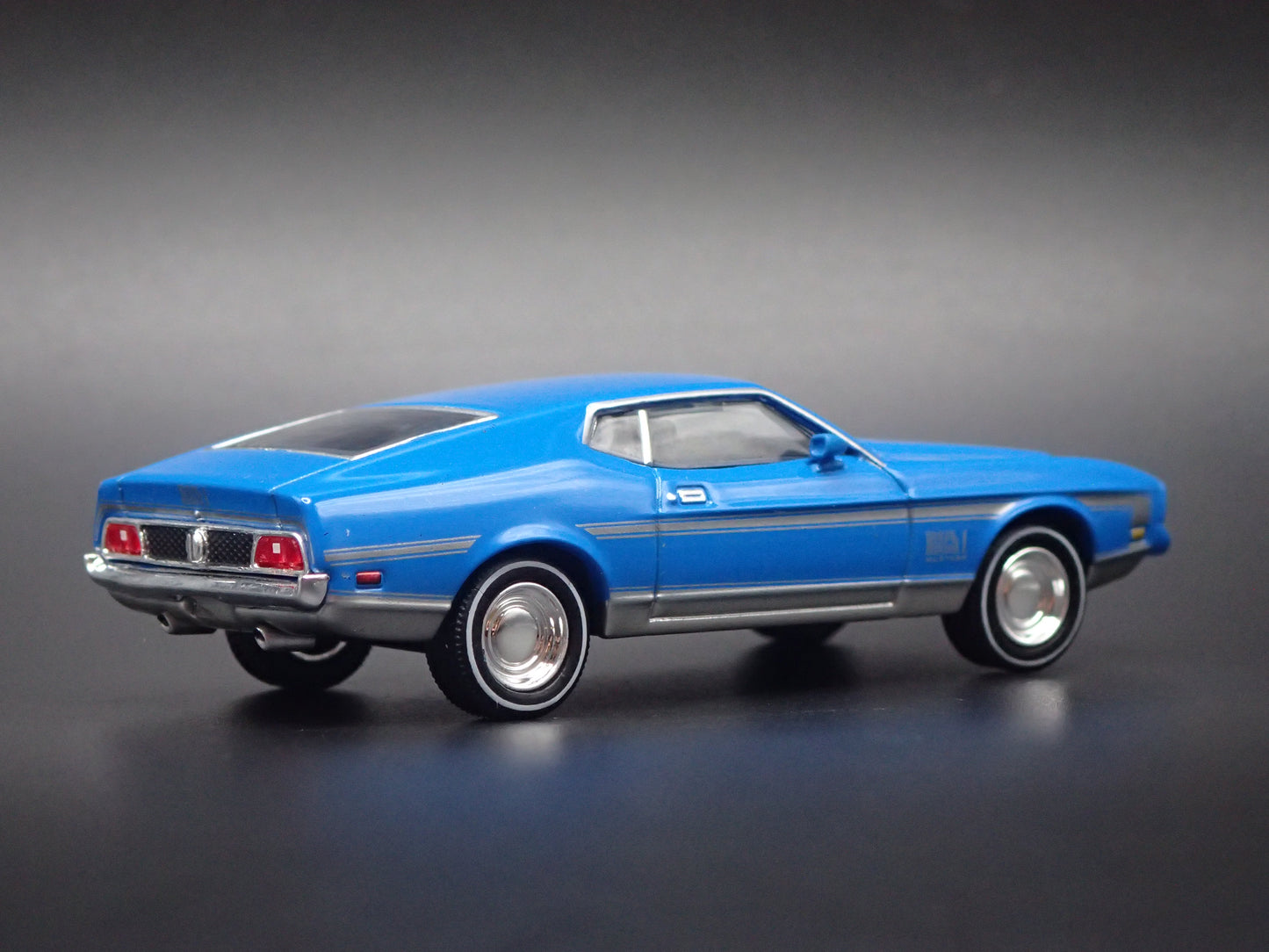 1971 71 FORD MUSTANG MACH 1 FASTBACK BLUE 1:64 SCALE DIORAMA DIECAST MODEL CAR