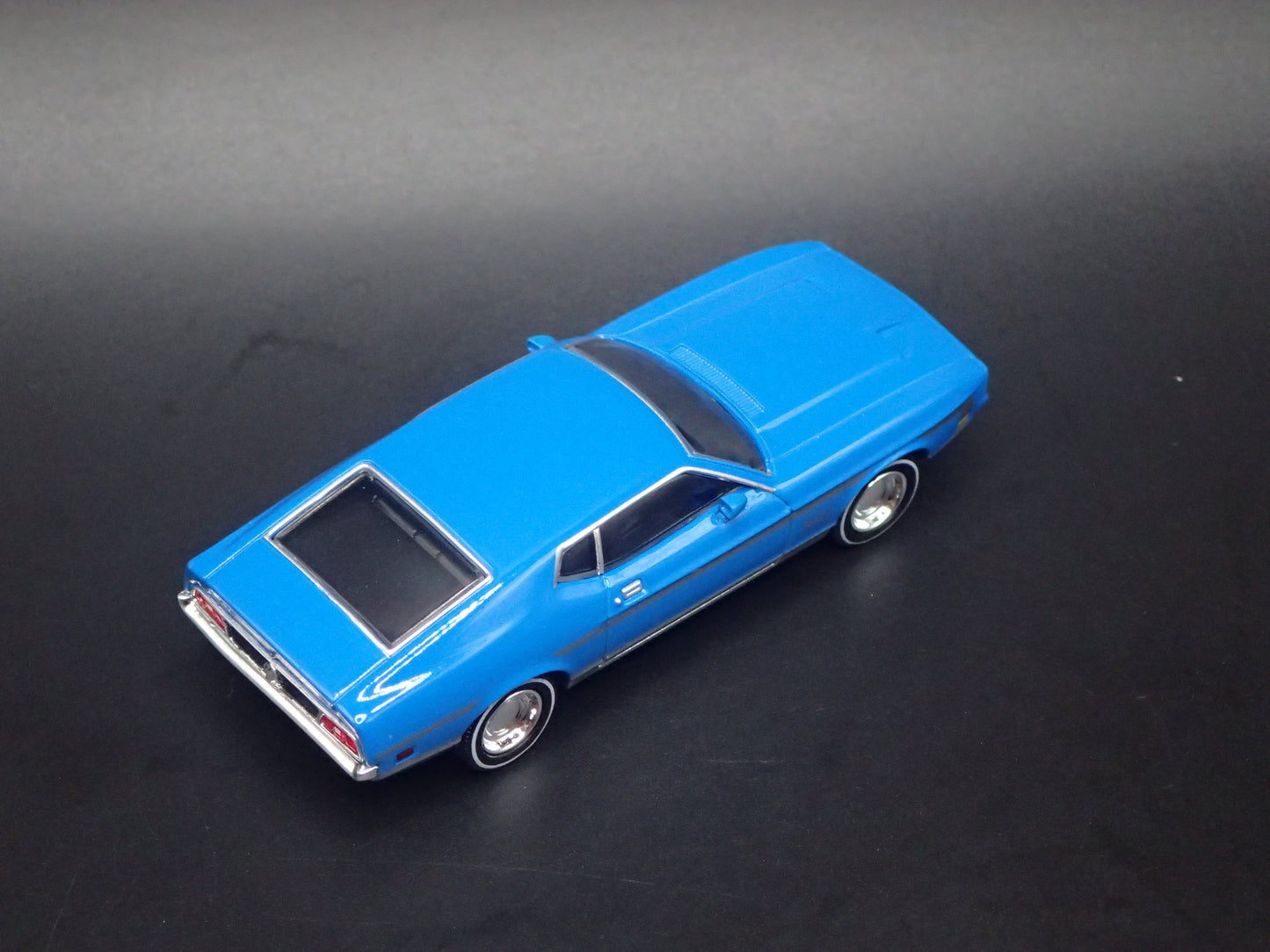 1971 71 FORD MUSTANG MACH 1 FASTBACK BLUE 1:64 SCALE DIORAMA DIECAST MODEL CAR