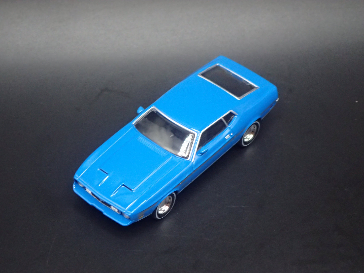1971 71 FORD MUSTANG MACH 1 FASTBACK BLUE 1:64 SCALE DIORAMA DIECAST MODEL CAR