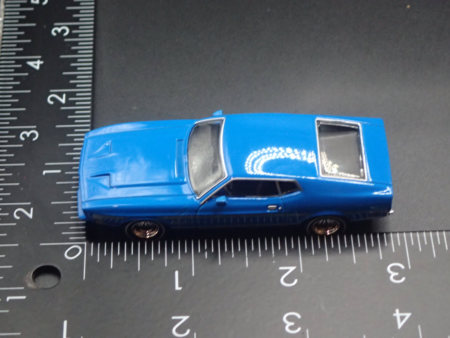 1971 71 FORD MUSTANG MACH 1 FASTBACK BLUE 1:64 SCALE DIORAMA DIECAST MODEL CAR