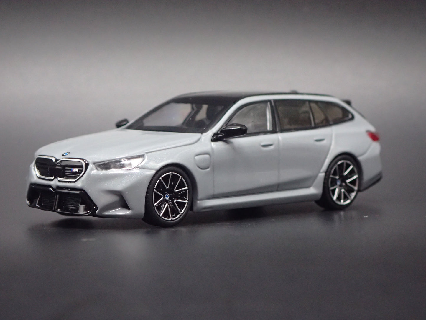 BMW M5 TOURING STATION WAGON GRAY 1/64 SCALE DIORAMA DIECAST MODEL CAR