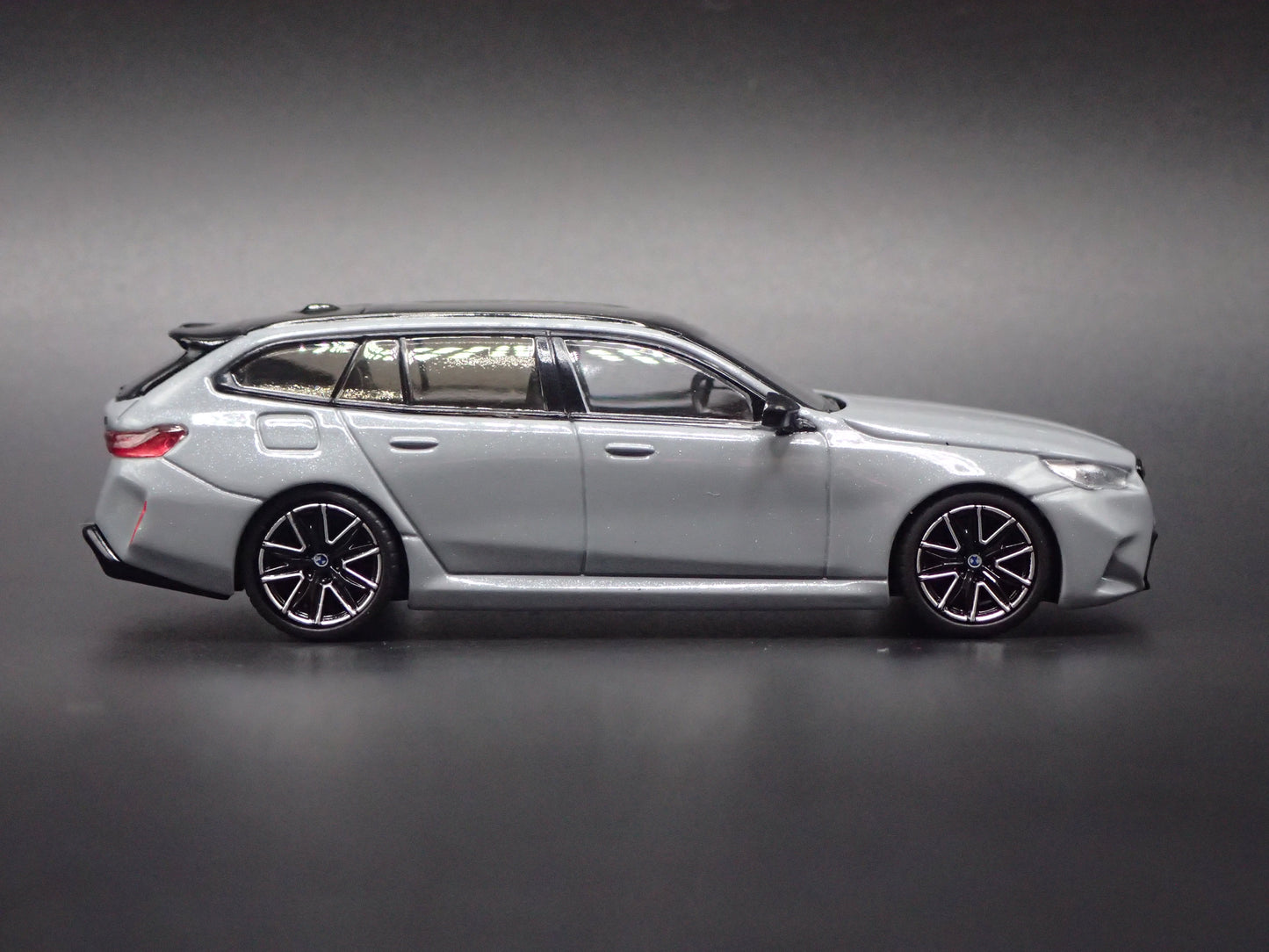 BMW M5 TOURING STATION WAGON GRAY 1/64 SCALE DIORAMA DIECAST MODEL CAR