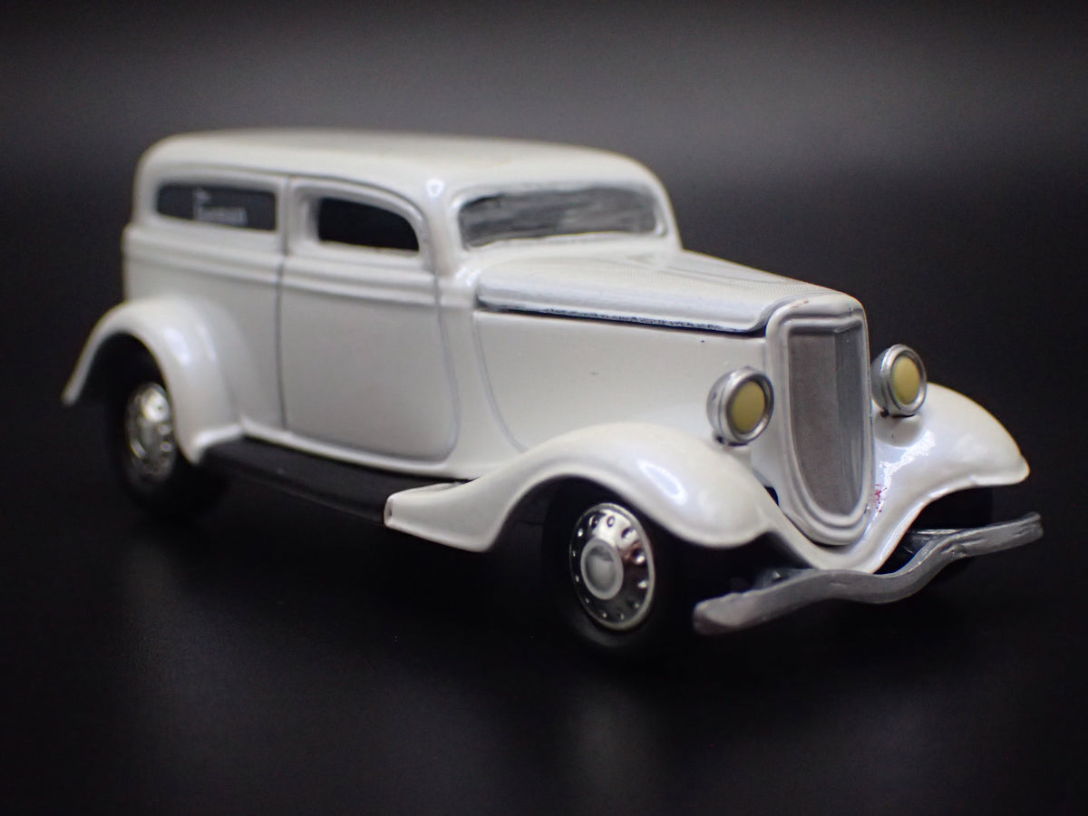 1933 33 FORD PANEL DELIVERY 1:64 SCALE COLLECTIBLE DIORAMA DIECAST MODEL CAR