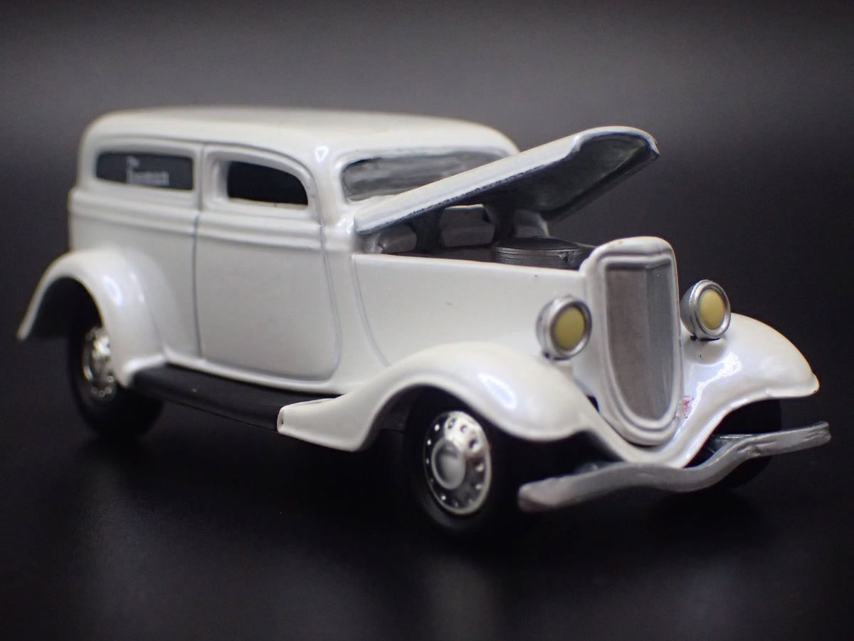 1933 33 FORD PANEL DELIVERY 1:64 SCALE COLLECTIBLE DIORAMA DIECAST MODEL CAR