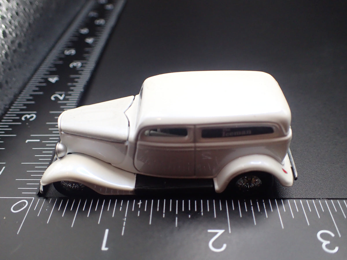 1933 33 FORD PANEL DELIVERY 1:64 SCALE COLLECTIBLE DIORAMA DIECAST MODEL CAR