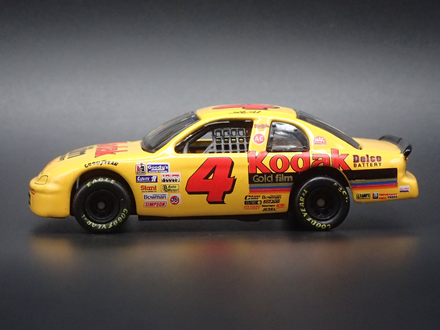 1995 CHEVROLET MONTE CARLO 4 STERLING MARLIN NASCAR 1:64 SCALE DIECAST MODEL CAR