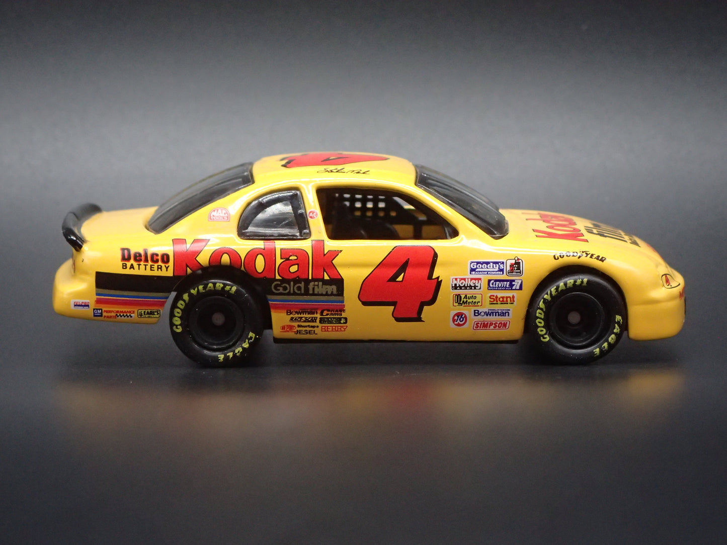 1995 CHEVROLET MONTE CARLO 4 STERLING MARLIN NASCAR 1:64 SCALE DIECAST MODEL CAR
