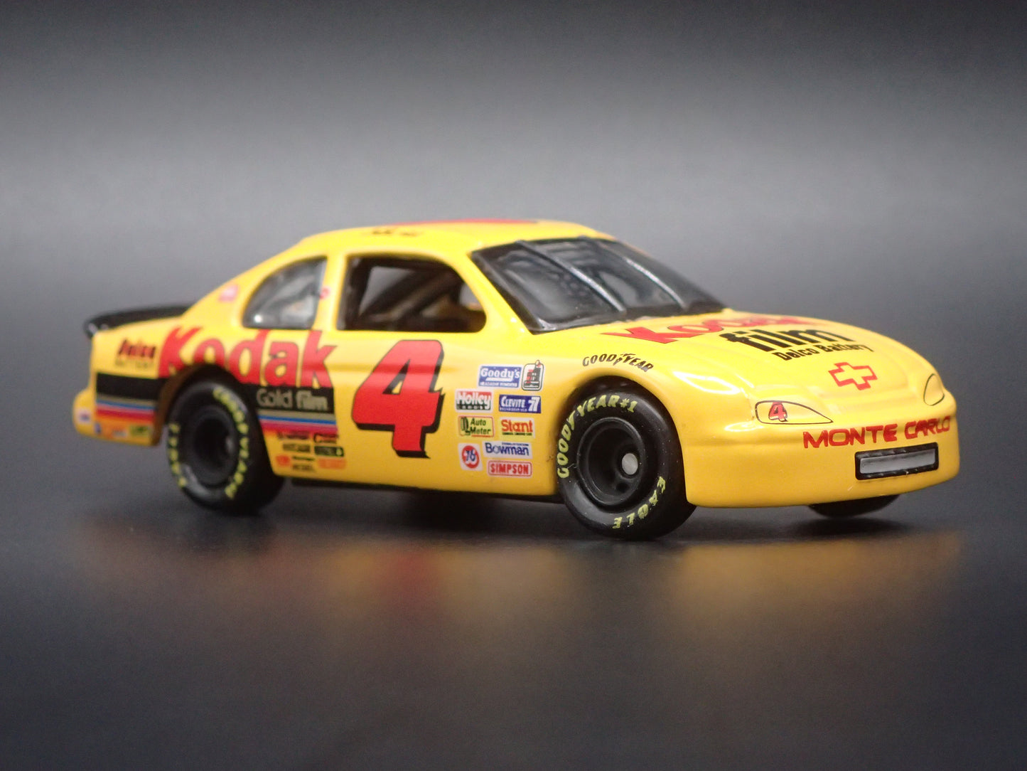 1995 CHEVROLET MONTE CARLO 4 STERLING MARLIN NASCAR 1:64 SCALE DIECAST MODEL CAR