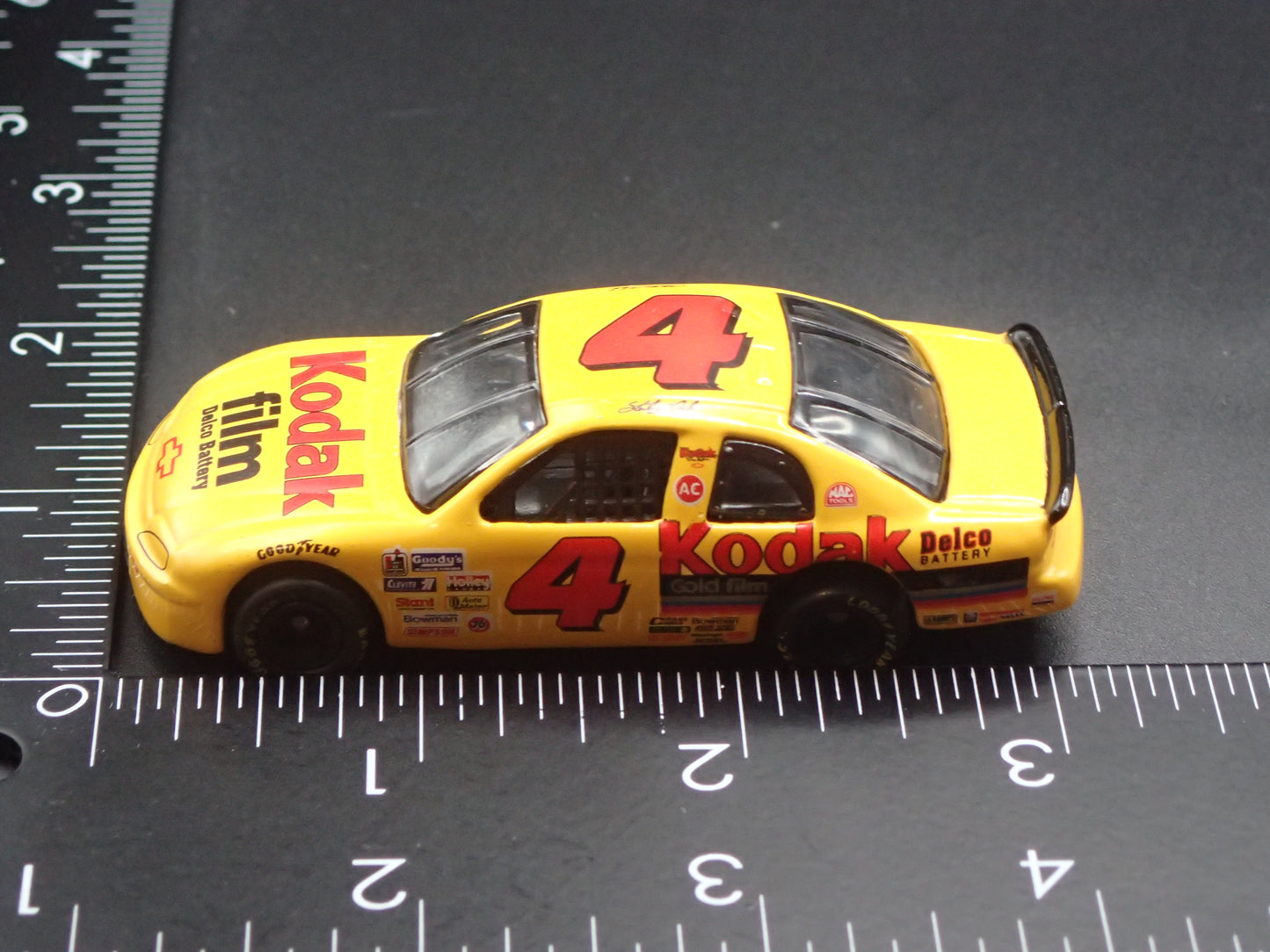 1995 CHEVROLET MONTE CARLO 4 STERLING MARLIN NASCAR 1:64 SCALE DIECAST MODEL CAR