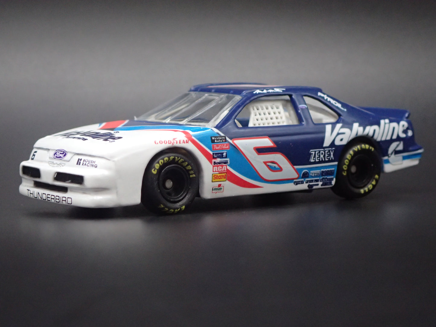 1995 95 FORD THUNDERBIRD 6 MARK MARTIN NASCAR 1:64 SCALE DIECAST MODEL CAR