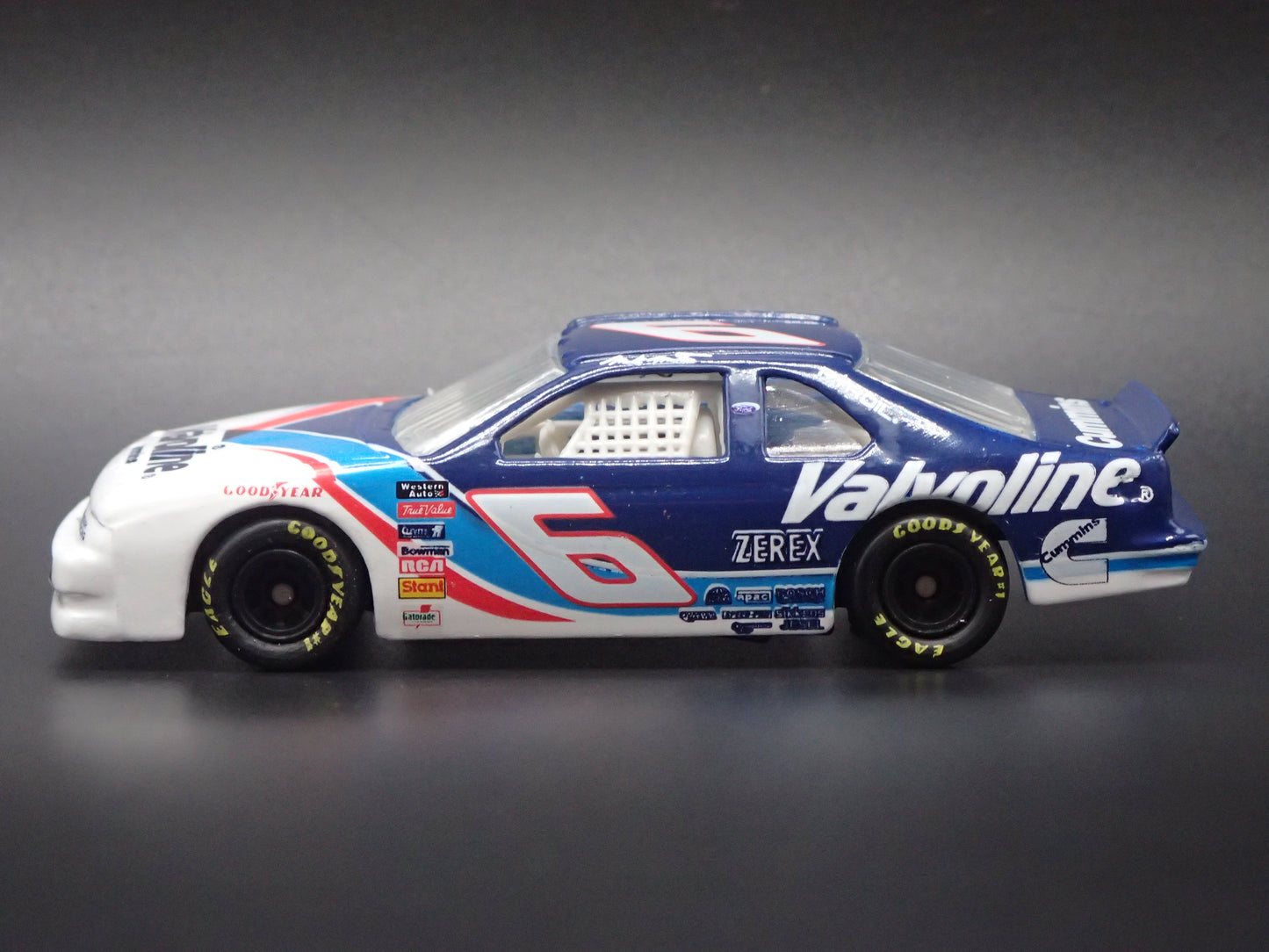 1995 95 FORD THUNDERBIRD 6 MARK MARTIN NASCAR 1:64 SCALE DIECAST MODEL CAR
