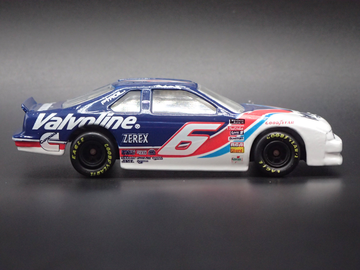1995 95 FORD THUNDERBIRD 6 MARK MARTIN NASCAR 1:64 SCALE DIECAST MODEL CAR