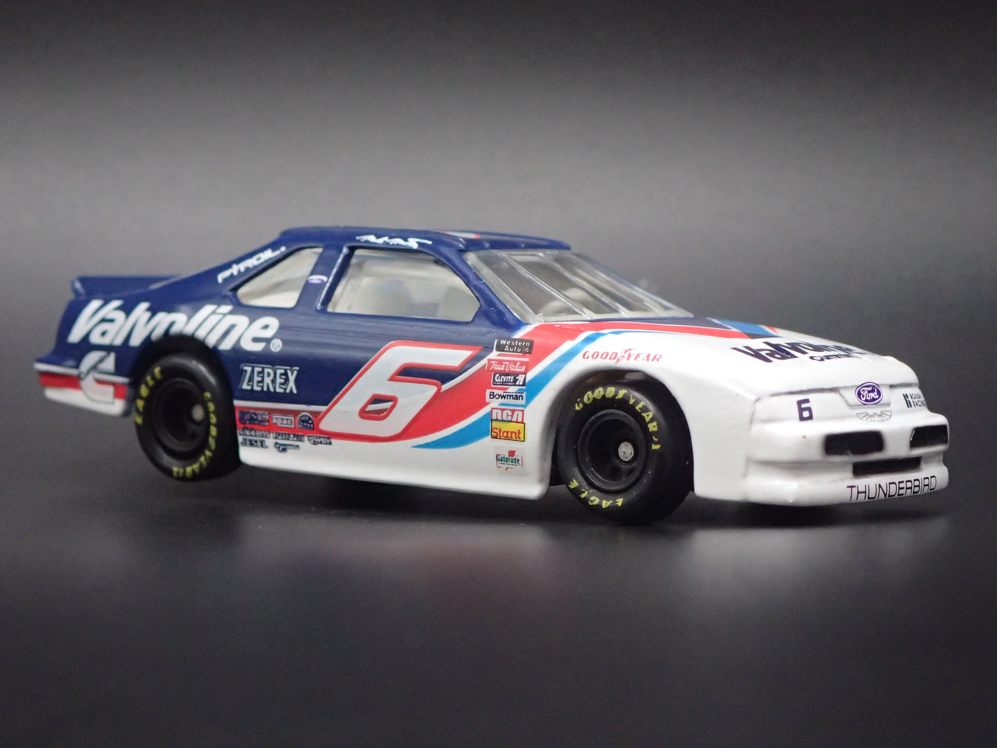 1995 95 FORD THUNDERBIRD 6 MARK MARTIN NASCAR 1:64 SCALE DIECAST MODEL CAR