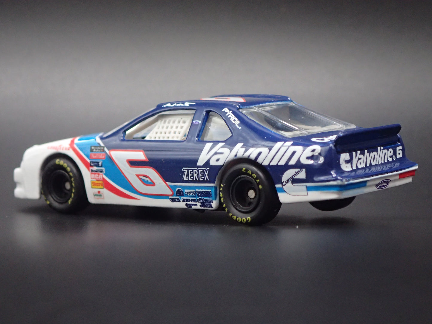 1995 95 FORD THUNDERBIRD 6 MARK MARTIN NASCAR 1:64 SCALE DIECAST MODEL CAR