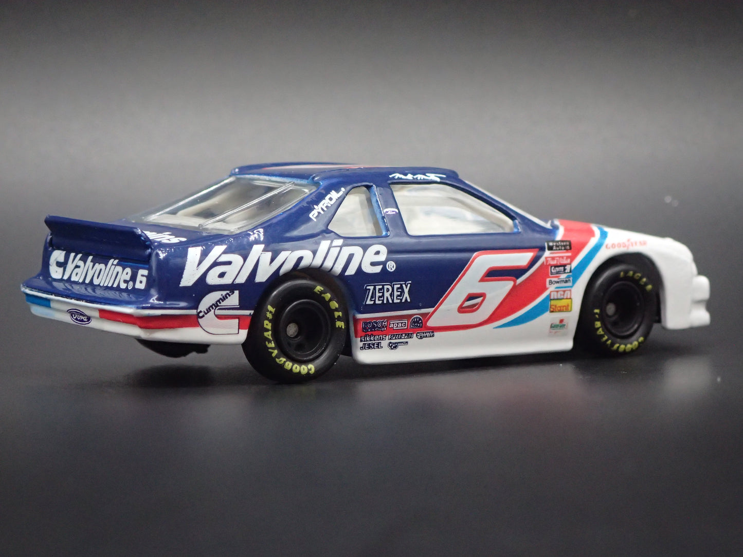 1995 95 FORD THUNDERBIRD 6 MARK MARTIN NASCAR 1:64 SCALE DIECAST MODEL CAR