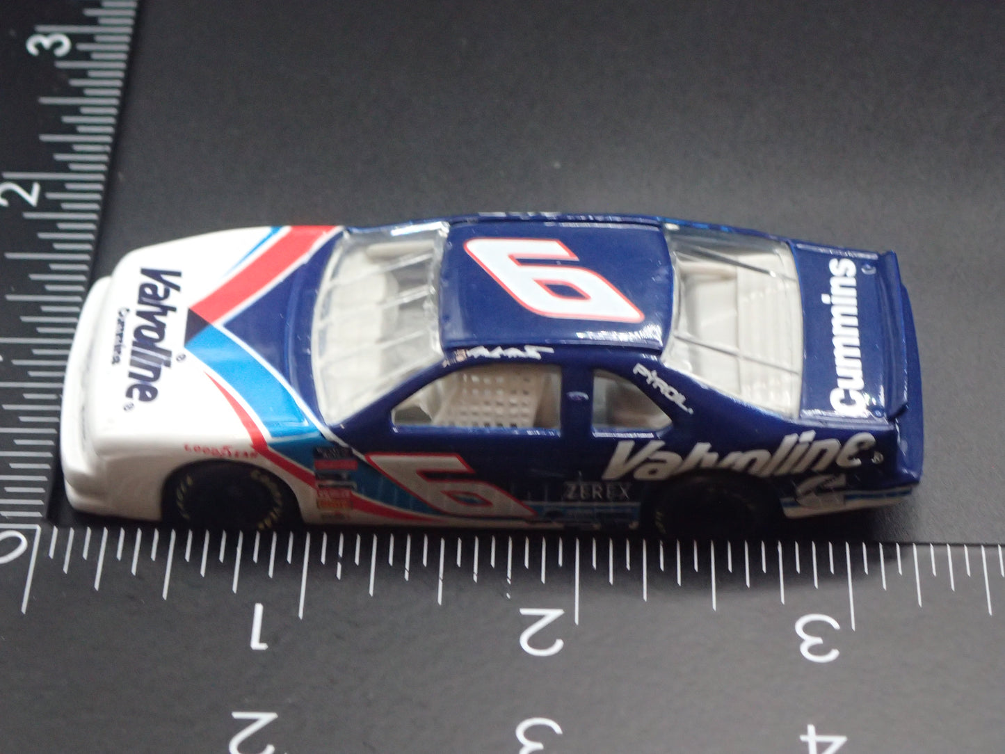 1995 95 FORD THUNDERBIRD 6 MARK MARTIN NASCAR 1:64 SCALE DIECAST MODEL CAR