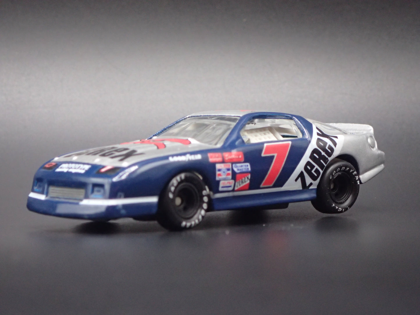 1990 90 CHEVROLET LUMINA ALAN KULWICKI NASCAR 1:64 SCALE DIECAST MODEL CAR