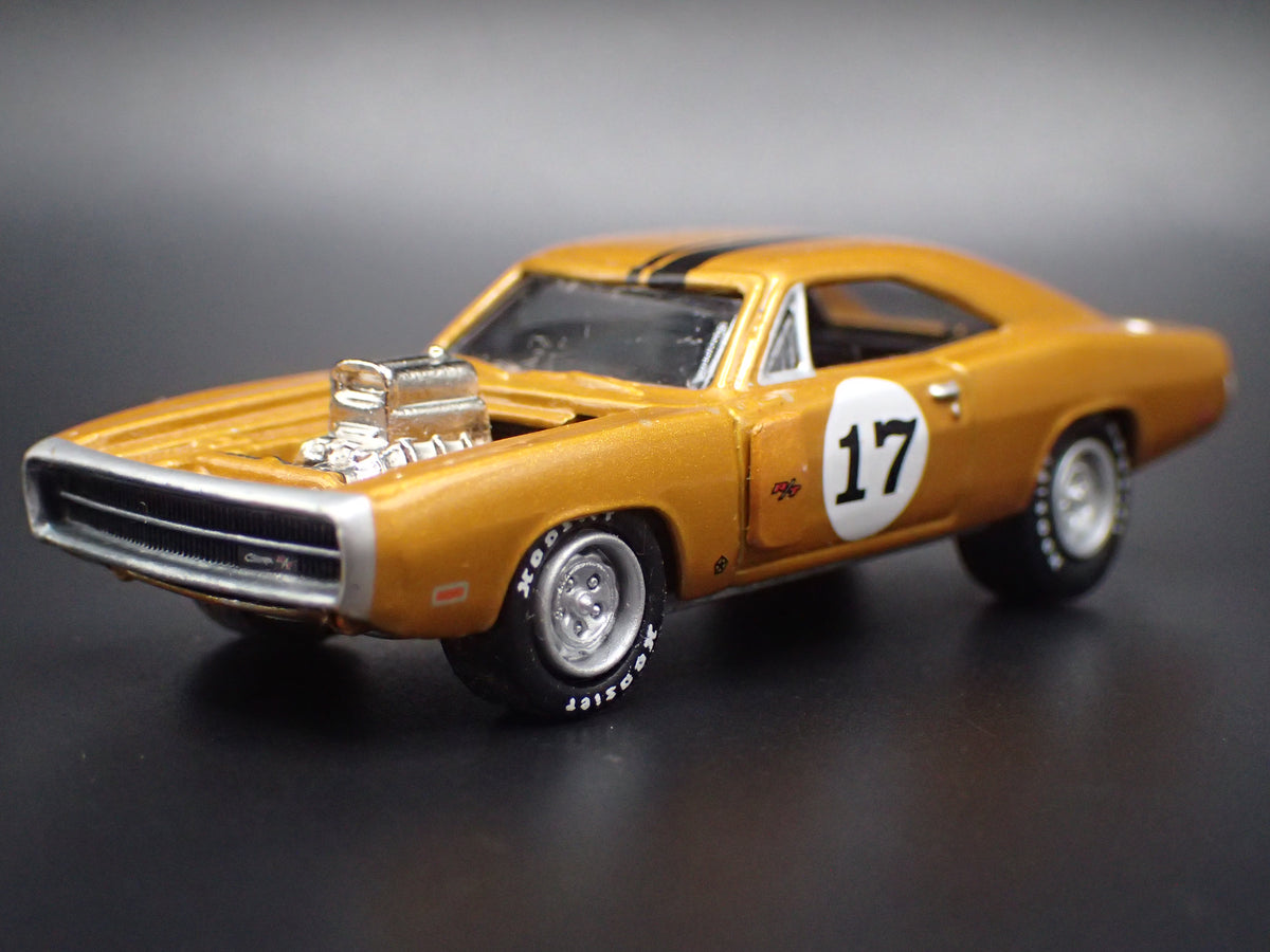 1969 69 DODGE CORONET SUPER BEE 1:64 SCALE COLLECTIBLE DIORAMA DIECAST MODEL CAR