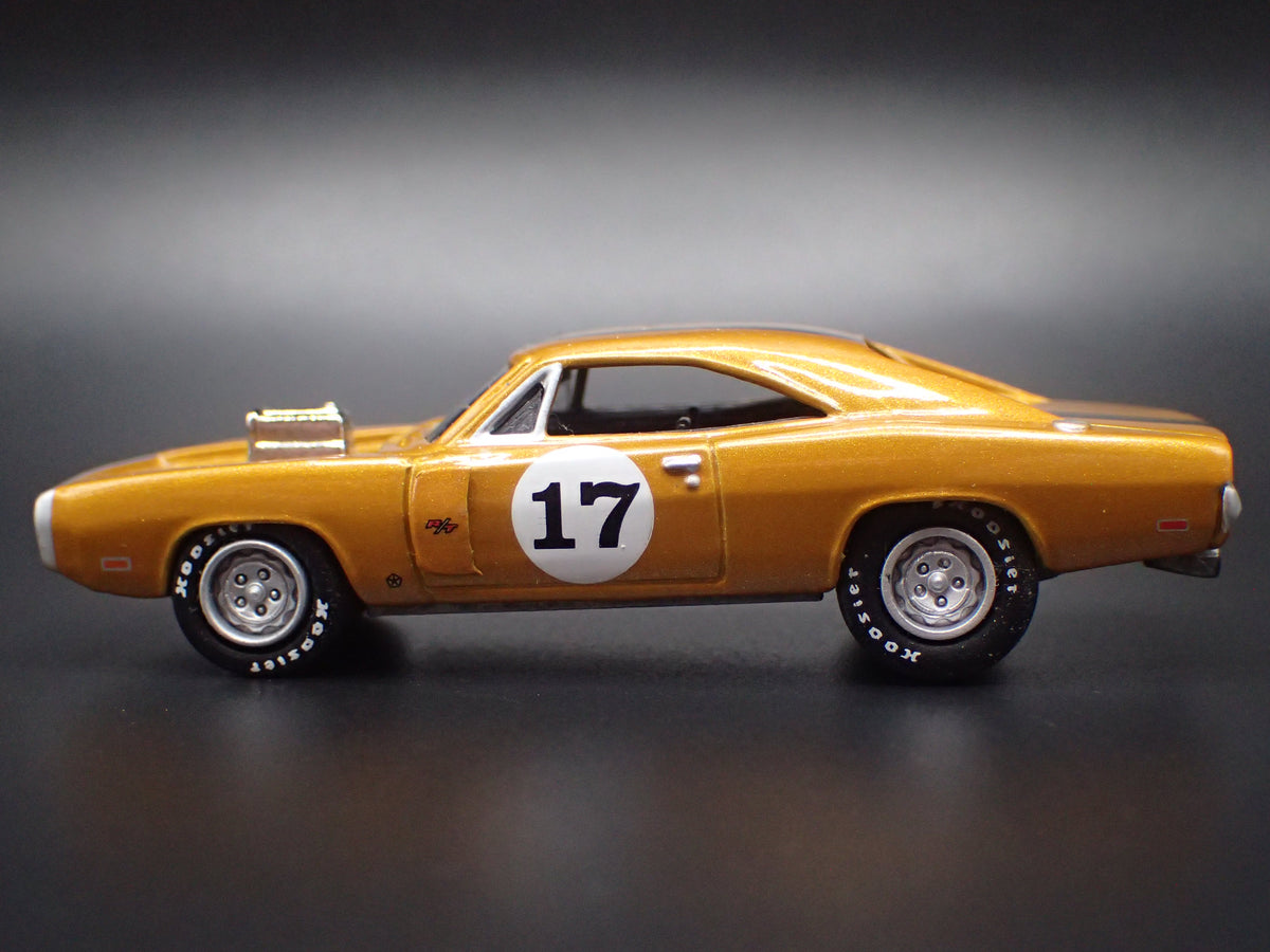 1969 69 DODGE CORONET SUPER BEE 1:64 SCALE COLLECTIBLE DIORAMA DIECAST MODEL CAR