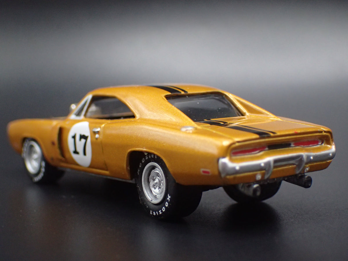 1969 69 DODGE CORONET SUPER BEE 1:64 SCALE COLLECTIBLE DIORAMA DIECAST MODEL CAR