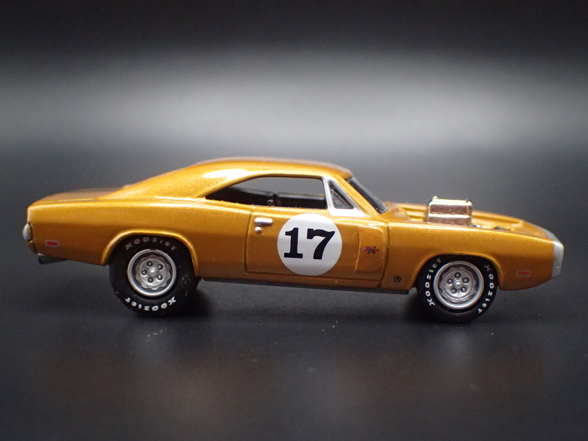 1969 69 DODGE CORONET SUPER BEE 1:64 SCALE COLLECTIBLE DIORAMA DIECAST MODEL CAR