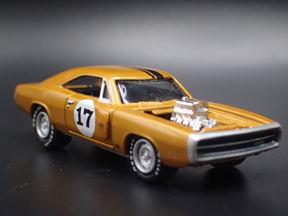 1969 69 DODGE CORONET SUPER BEE 1:64 SCALE COLLECTIBLE DIORAMA DIECAST MODEL CAR
