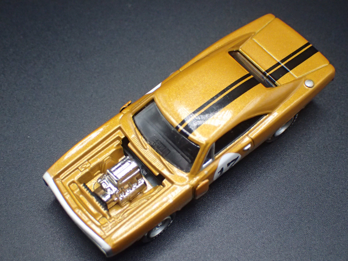 1969 69 DODGE CORONET SUPER BEE 1:64 SCALE COLLECTIBLE DIORAMA DIECAST MODEL CAR