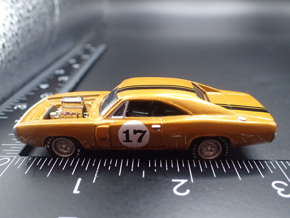 1969 69 DODGE CORONET SUPER BEE 1:64 SCALE COLLECTIBLE DIORAMA DIECAST MODEL CAR