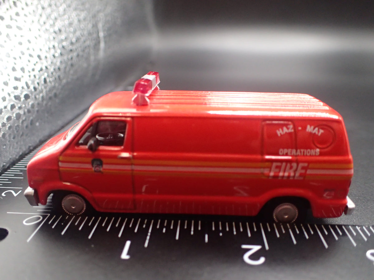 1976 76 DODGE B100 VAN FDNY 1:64 SCALE COLLECTIBLE DIORAMA DIECAST MODEL CAR