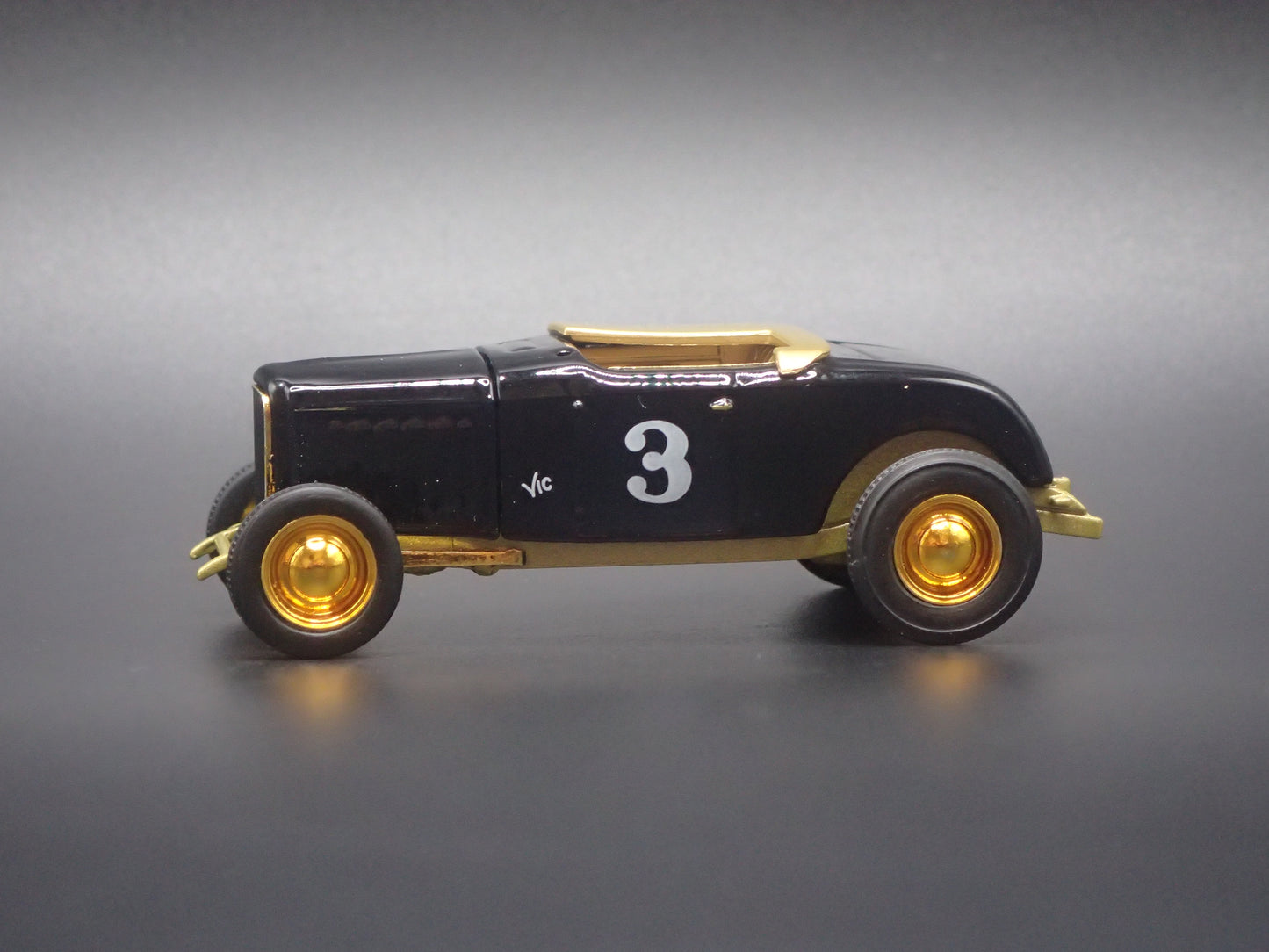 1932 32 FORD ROADSTER HOT ROD GOLD CHASE 1:64 SCALE DIORAMA DIECAST MODEL CAR