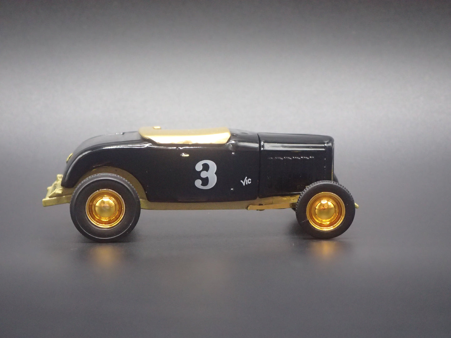 1932 32 FORD ROADSTER HOT ROD GOLD CHASE 1:64 SCALE DIORAMA DIECAST MODEL CAR