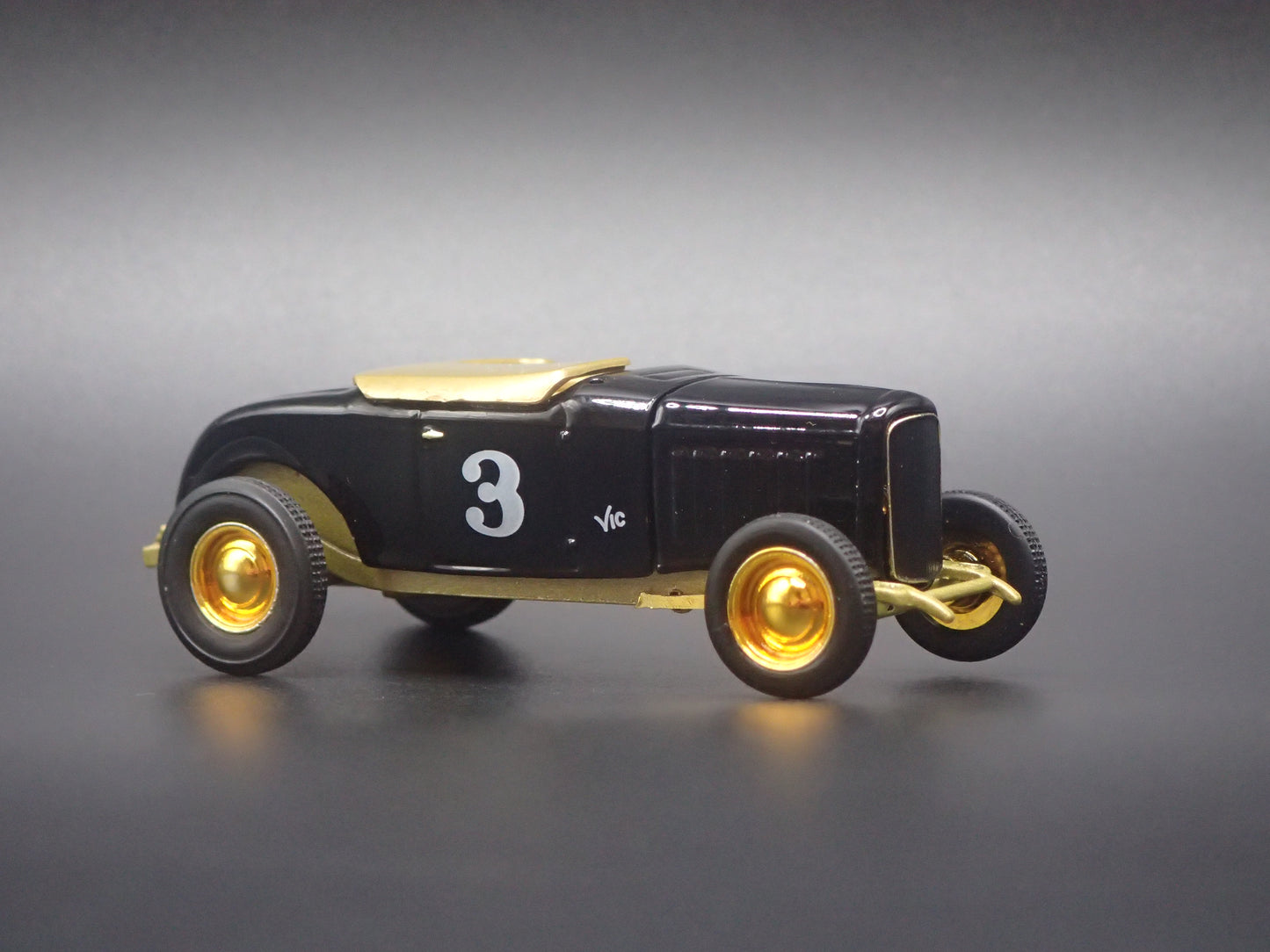 1932 32 FORD ROADSTER HOT ROD GOLD CHASE 1:64 SCALE DIORAMA DIECAST MODEL CAR