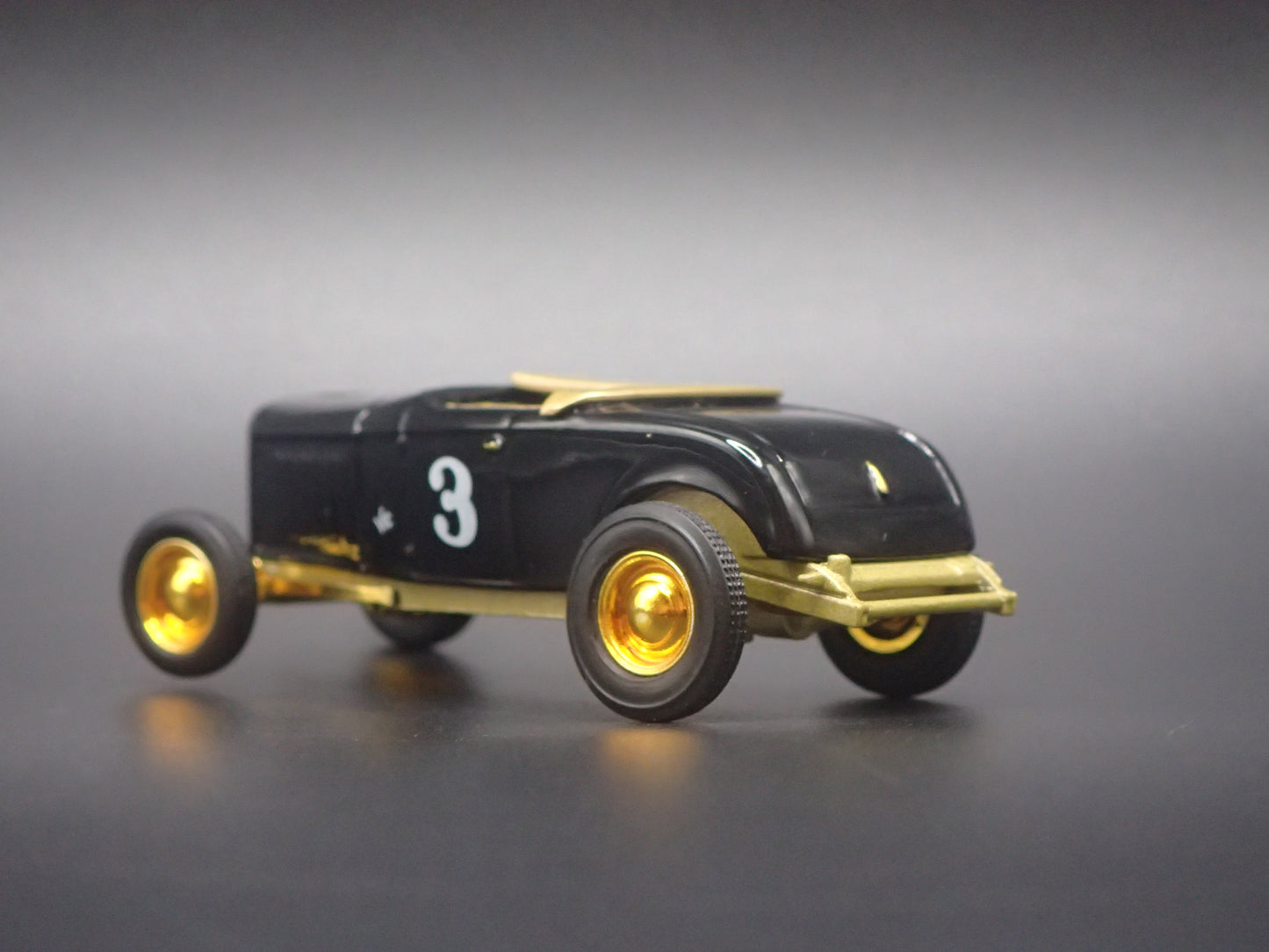 1932 32 FORD ROADSTER HOT ROD GOLD CHASE 1:64 SCALE DIORAMA DIECAST MODEL CAR