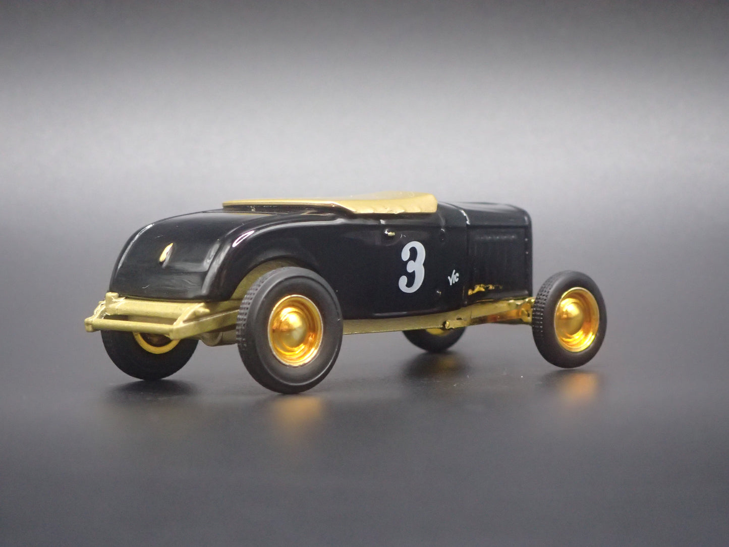 1932 32 FORD ROADSTER HOT ROD GOLD CHASE 1:64 SCALE DIORAMA DIECAST MODEL CAR
