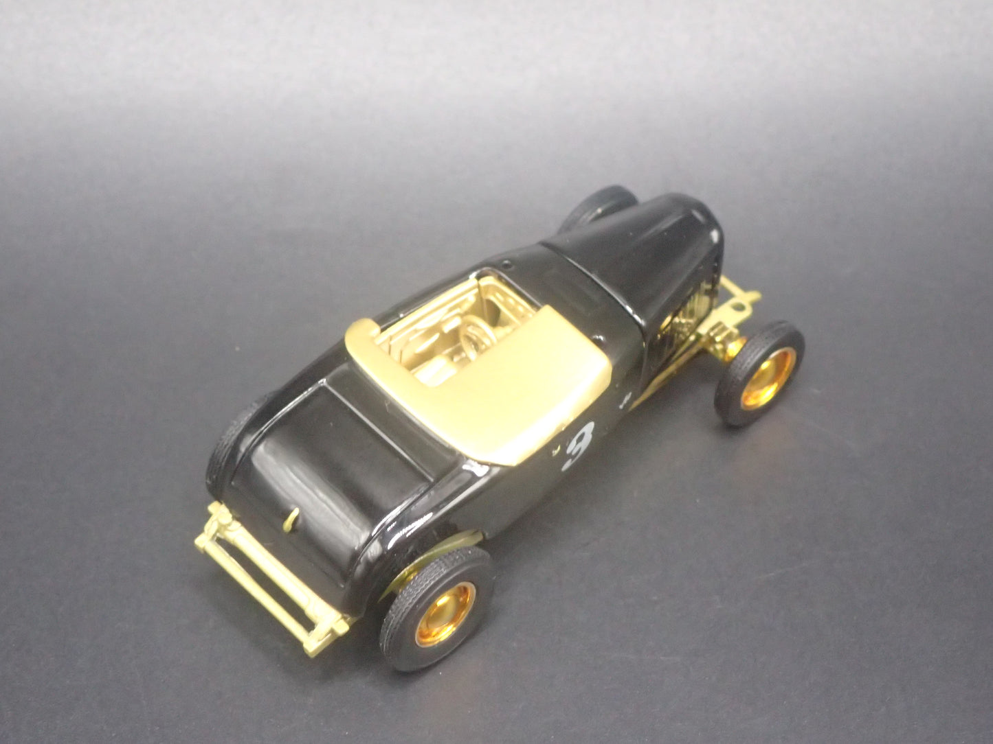 1932 32 FORD ROADSTER HOT ROD GOLD CHASE 1:64 SCALE DIORAMA DIECAST MODEL CAR