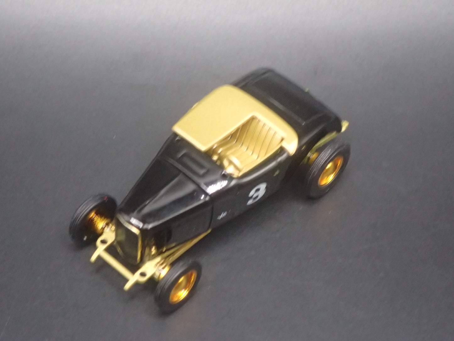 1932 32 FORD ROADSTER HOT ROD GOLD CHASE 1:64 SCALE DIORAMA DIECAST MODEL CAR