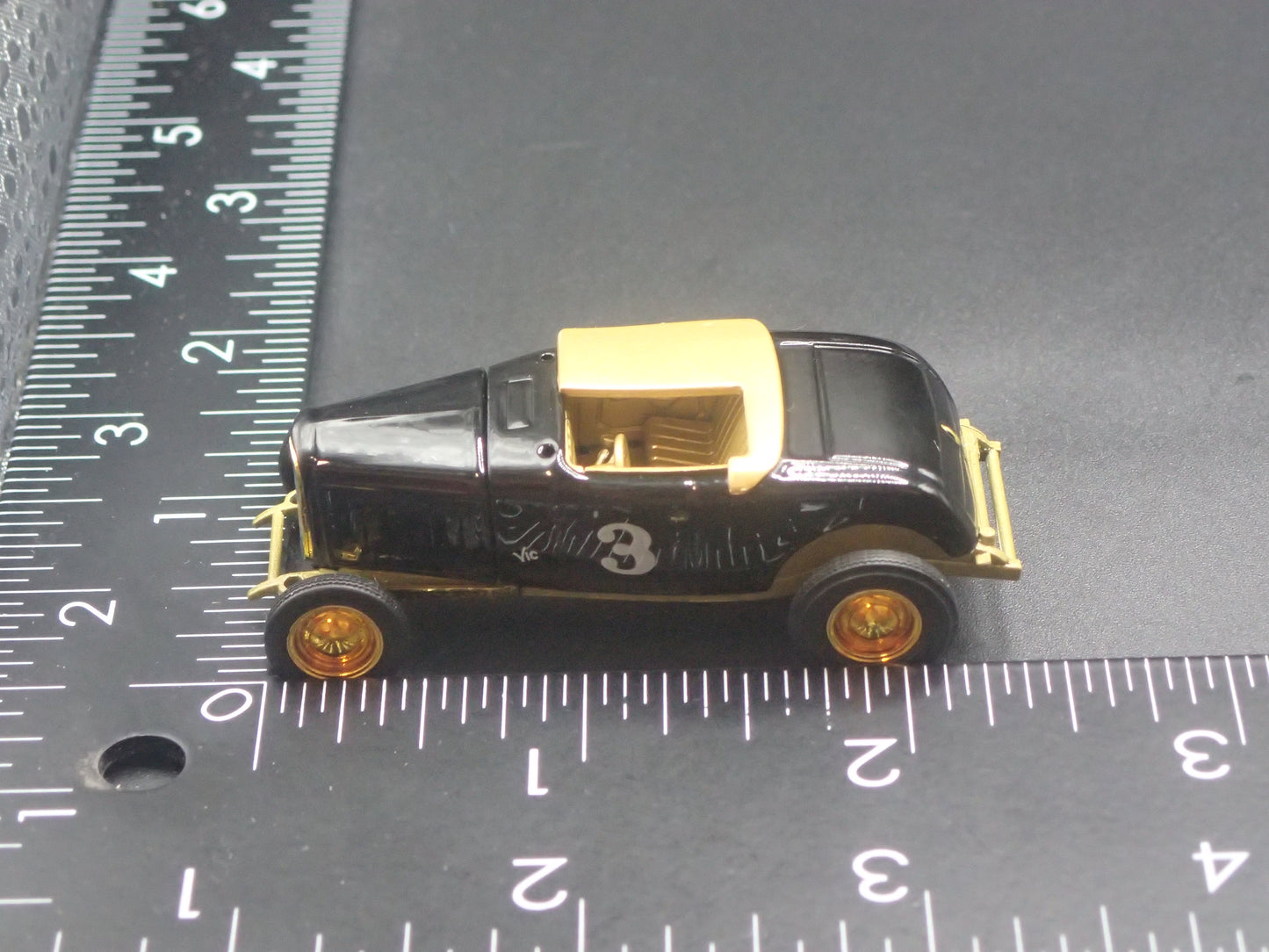1932 32 FORD ROADSTER HOT ROD GOLD CHASE 1:64 SCALE DIORAMA DIECAST MODEL CAR