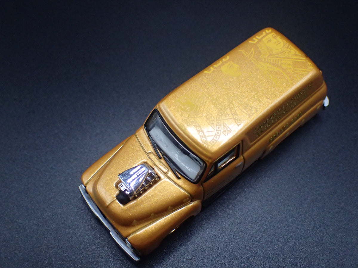 1955 55 FORD PANEL DELIVERY GOLD 1:64 SCALE DIORAMA DIECAST MODEL CAR