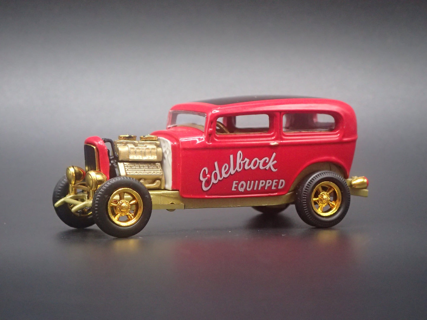 1932 32 FORD TUDOR SEDAN HOT ROD EDELBROCK GOLD CHASE 1:64 SCALE DIECAST MODEL CAR