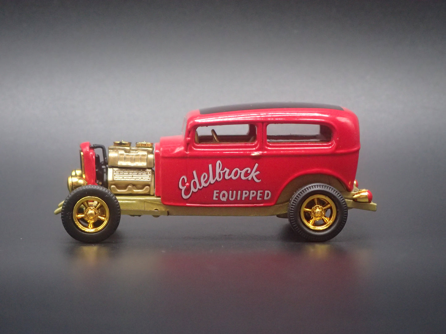 1932 32 FORD TUDOR SEDAN HOT ROD EDELBROCK GOLD CHASE 1:64 SCALE DIECAST MODEL CAR