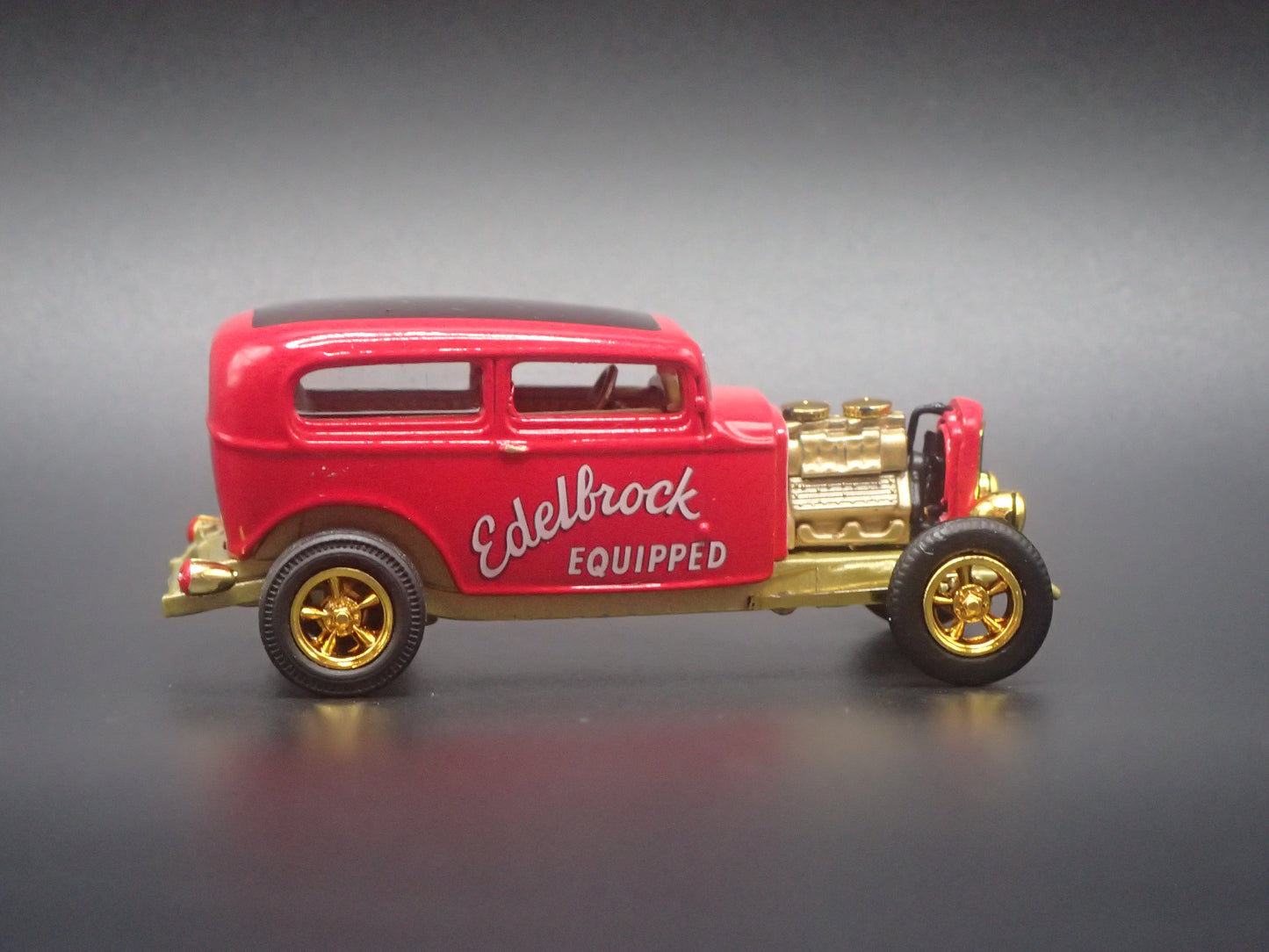 1932 32 FORD TUDOR SEDAN HOT ROD EDELBROCK GOLD CHASE 1:64 SCALE DIECAST MODEL CAR