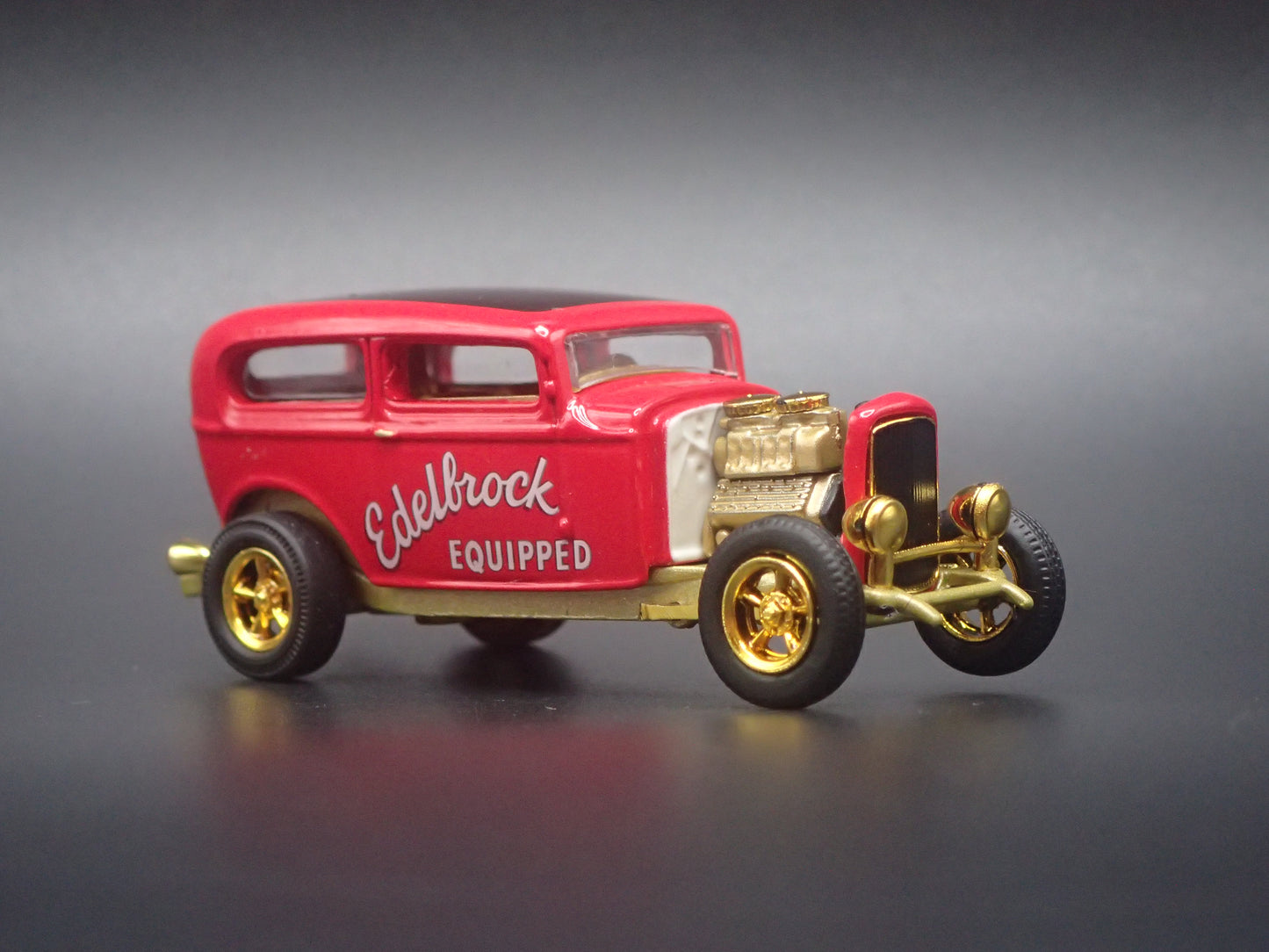 1932 32 FORD TUDOR SEDAN HOT ROD EDELBROCK GOLD CHASE 1:64 SCALE DIECAST MODEL CAR