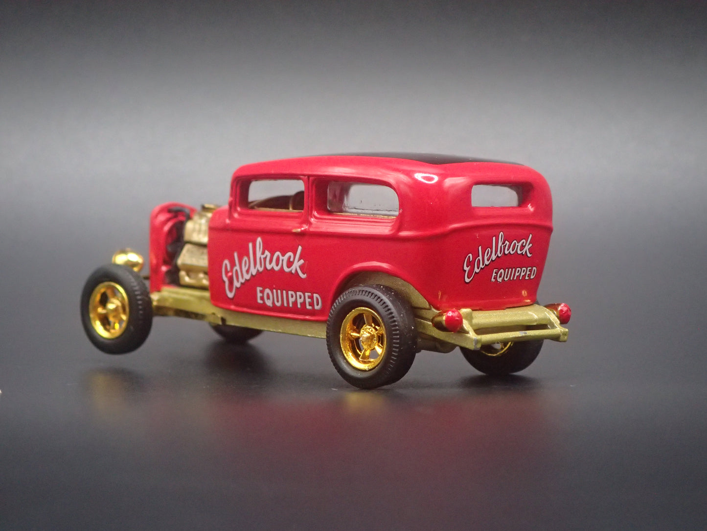 1932 32 FORD TUDOR SEDAN HOT ROD EDELBROCK GOLD CHASE 1:64 SCALE DIECAST MODEL CAR