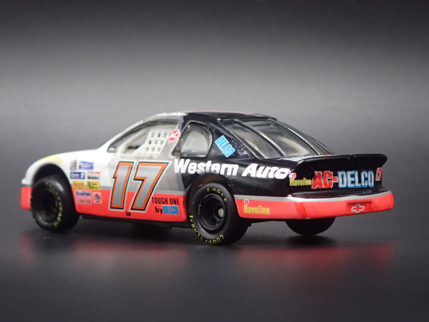 1995 CHEVY CHEVROLET MONTE CARLO DARRELL WALTRIP NASCAR 1:64 DIECAST MODEL CAR