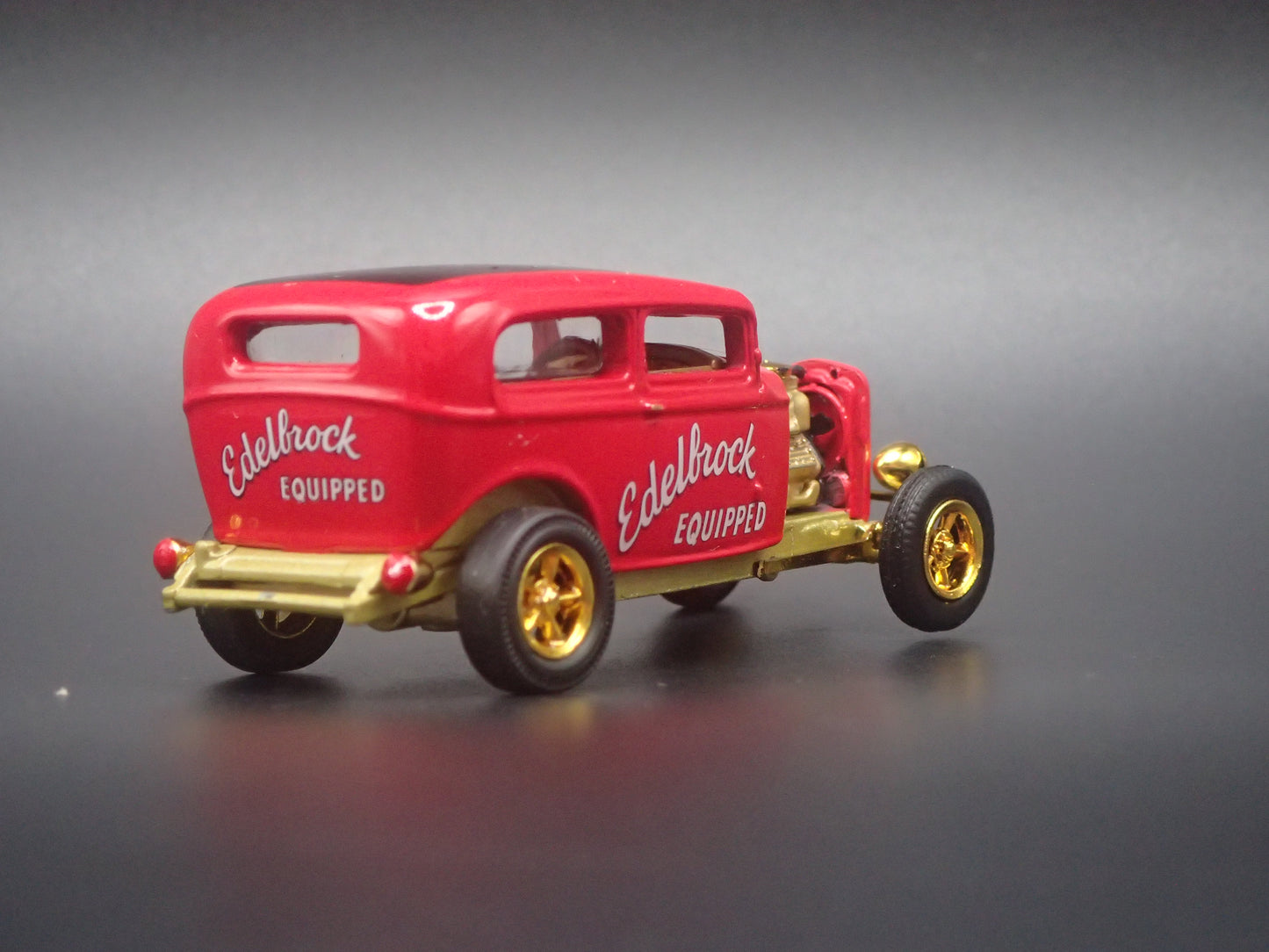 1932 32 FORD TUDOR SEDAN HOT ROD EDELBROCK GOLD CHASE 1:64 SCALE DIECAST MODEL CAR