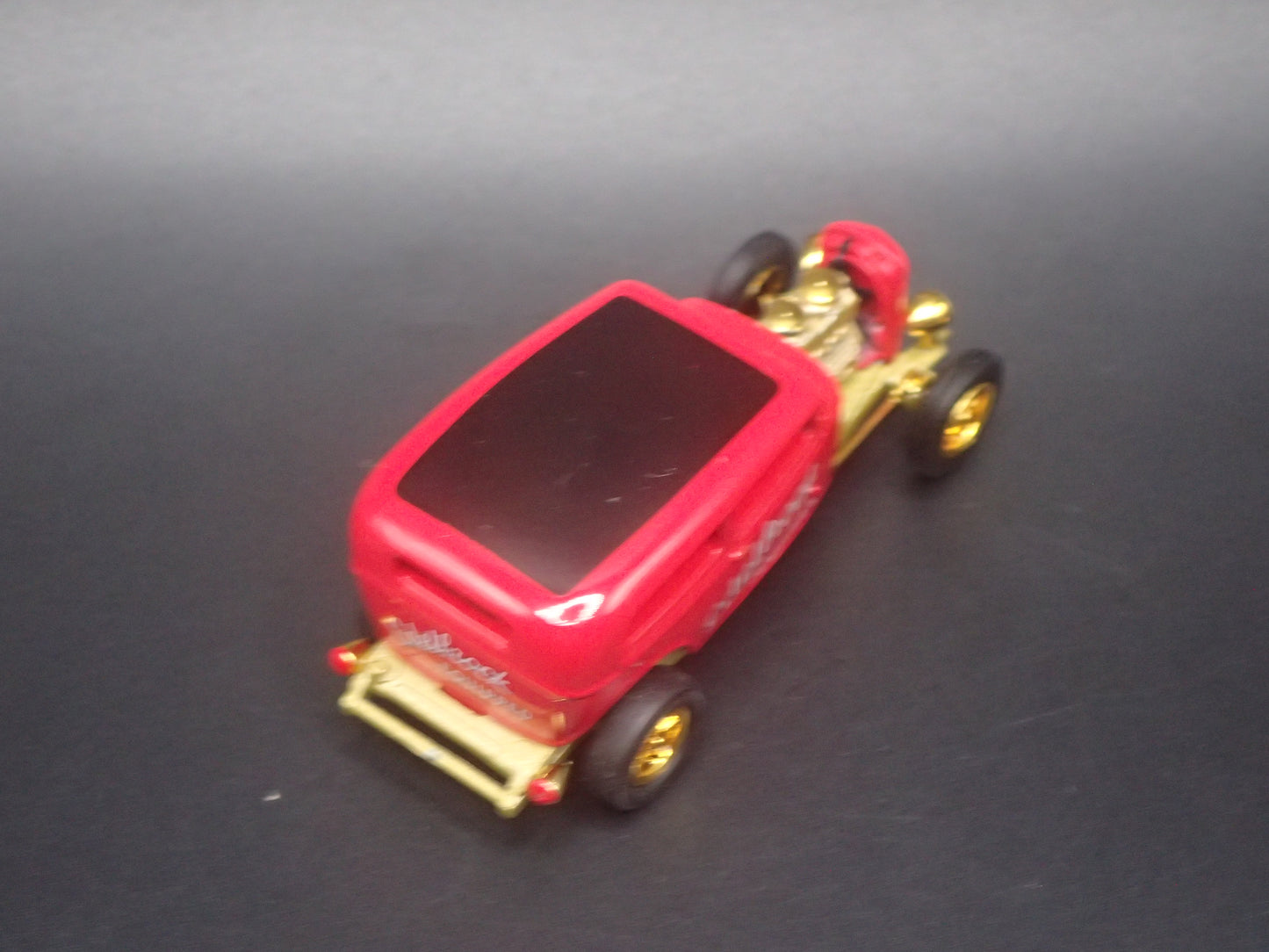 1932 32 FORD TUDOR SEDAN HOT ROD EDELBROCK GOLD CHASE 1:64 SCALE DIECAST MODEL CAR