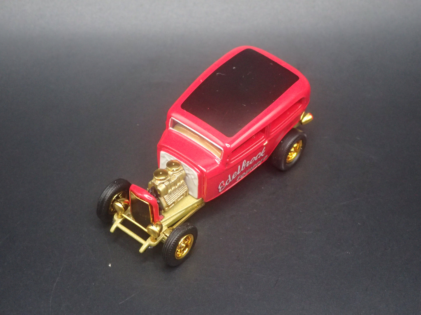 1932 32 FORD TUDOR SEDAN HOT ROD EDELBROCK GOLD CHASE 1:64 SCALE DIECAST MODEL CAR
