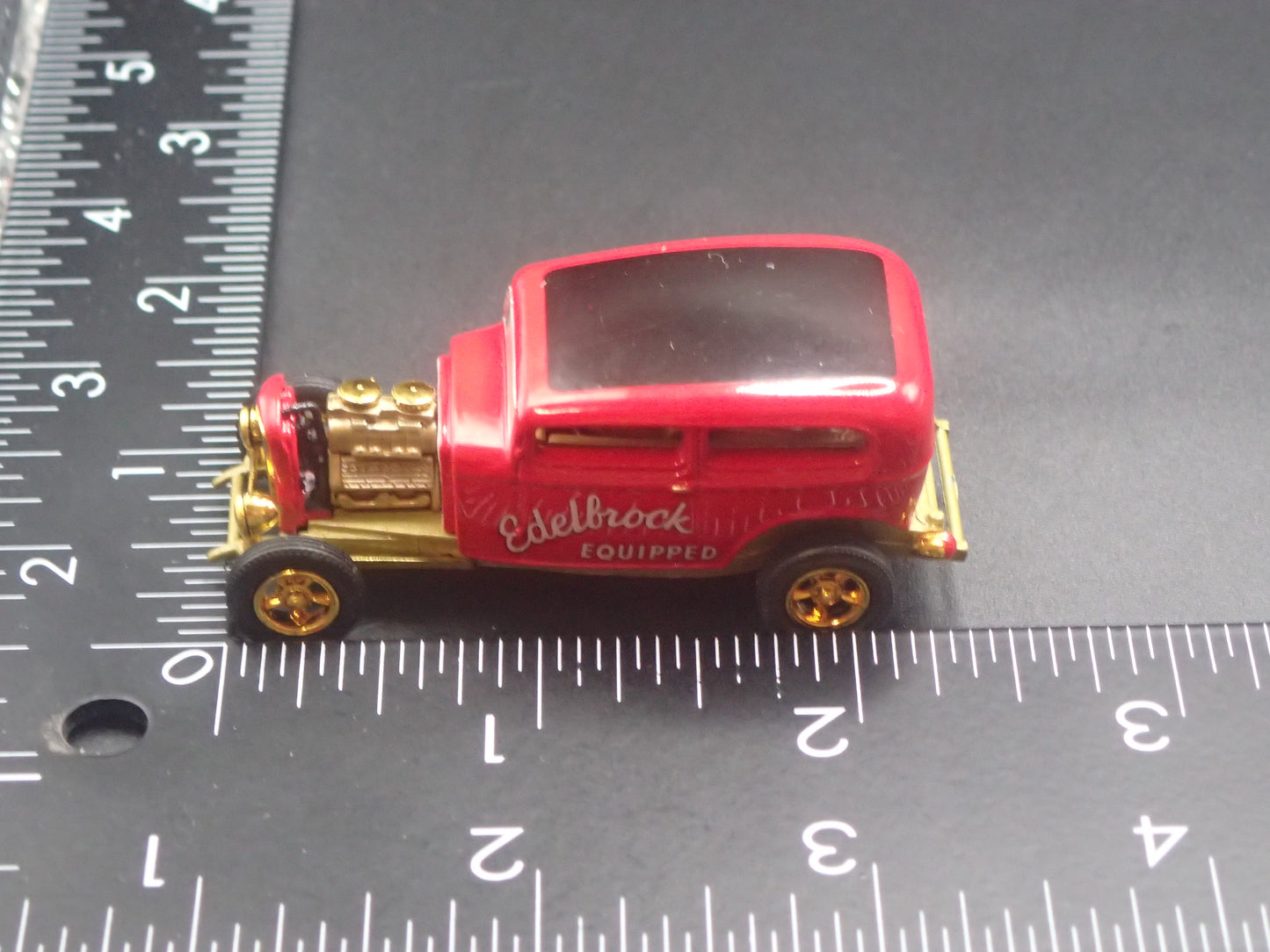 1932 32 FORD TUDOR SEDAN HOT ROD EDELBROCK GOLD CHASE 1:64 SCALE DIECAST MODEL CAR