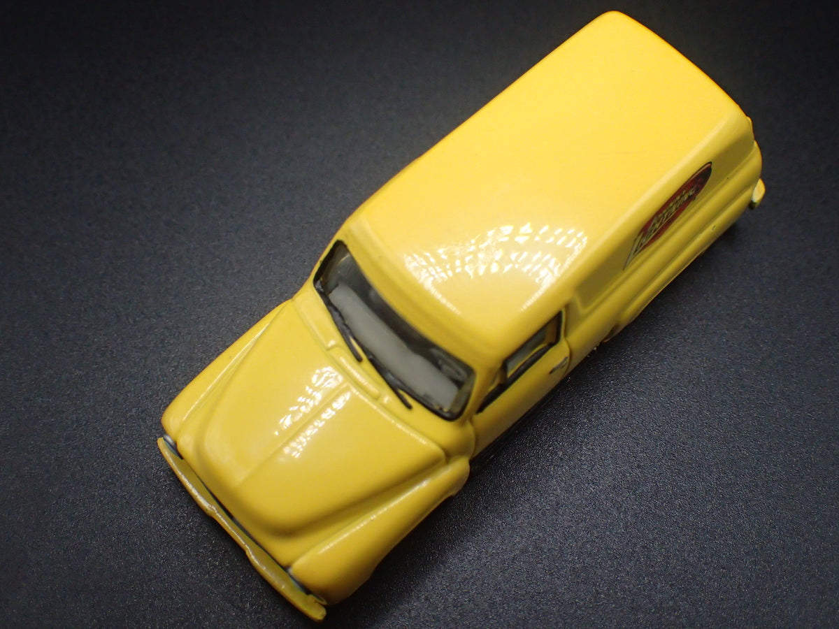 1955 55 FORD PANEL DELIVERY YELLOW 1:64 SCALE DIORAMA DIECAST MODEL CAR